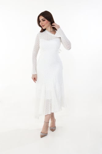 فستان دانتيل أبيض بشق جانبي على العنق