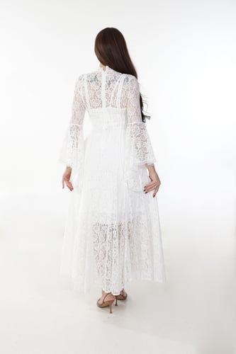 فستان دانتيل ابيض باكمام طويلة