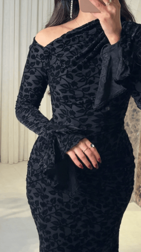 فستان مخملي فاخر بلون اسود ملكي