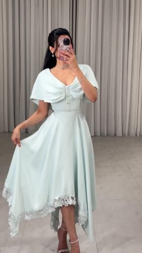 فستان غير متماثل الطول مزين بكلف دانتيل ~ SKY -