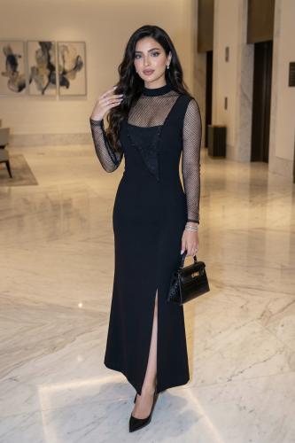 فستان سهرة أسود كريب بتفاصيل شبك وكريستال فاخر