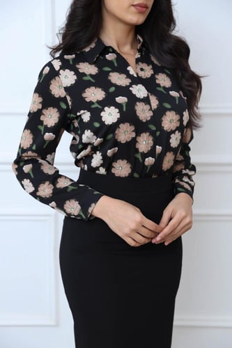 بلوزة مورده بياقة