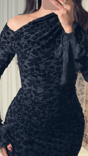 فستان مخملي فاخر بلون اسود ملكي