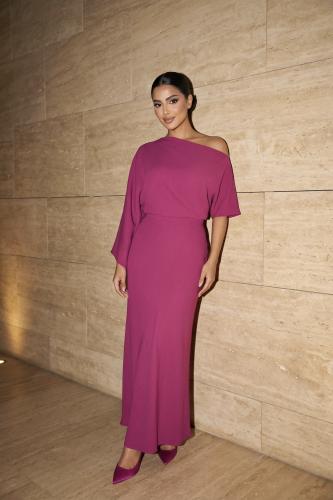 فستان ماكسي بتصميم كتف واحد وقصة انسيابية