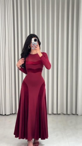 فستان سهرة برغندي مزين بمخمل