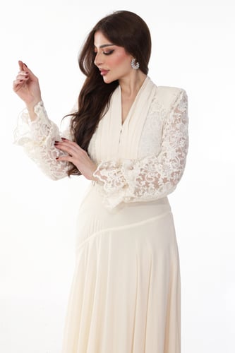 فستان بيج شيفون بتداخل دانتيل باكمام طويلة