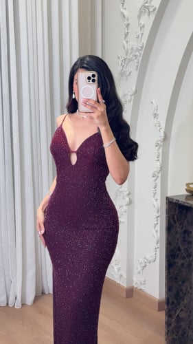 فستان سهرة شك برغندي بفتحة انيقة من الصدر