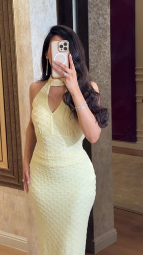 فستان أصفر فاتح شك