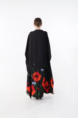 قفطان ساتان أسود بطبعة ورود