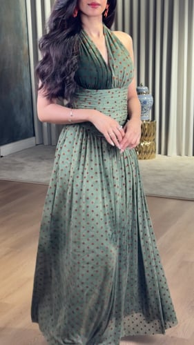 فستان مخملي مزين بنقاط صغيرة باللون النحاسي