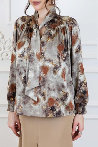 بلوزة بطبعة فنية بألوان ترابية