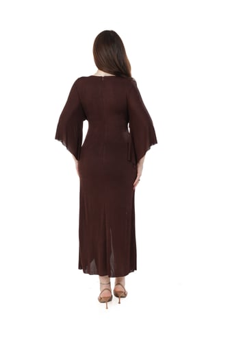 فستان بني بلمعة ناعمة وعقدة على الخصر