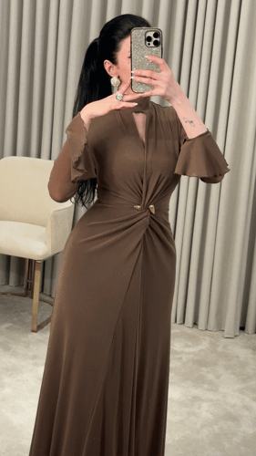 فستان تل بخيوط فضيه بإكسسوار ذهبي