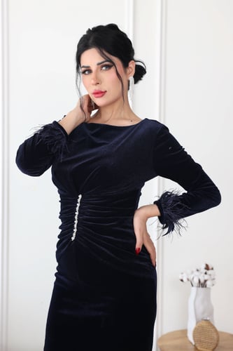 فستان سهرة بأكمام ريش