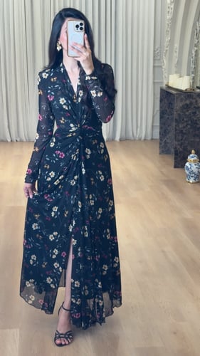 فستان أنيق طويل باللون الأسود المزين بنقوش ورود مل...