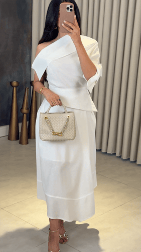 بلوزة بيضاء كتان كتف واحد
