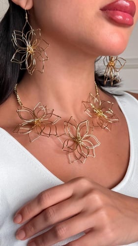 طقم سلسال و حلق تصميم زهور ثلاثية الابعاد