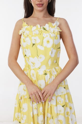 فستان أصفر مشجر بحمالات رفيعة بطابع مورد