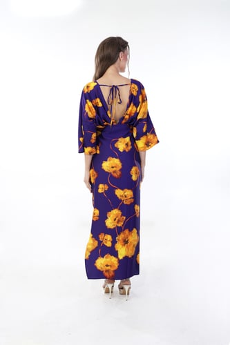 قفطان مشجر ماكسي بياقة V وأكمام كيمونو