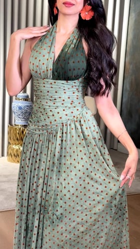 فستان مخملي مزين بنقاط صغيرة باللون النحاسي