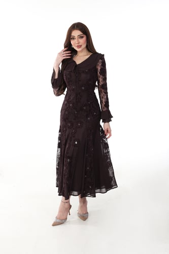 فستان سهرة بني داكن مزين بورود بارزة