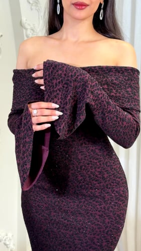 فستان أنثوي فاخر بنقوش بارزة متداخلة باللون الأسود