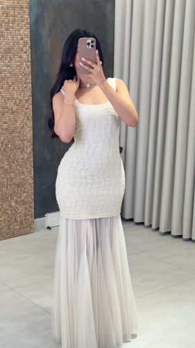 فستان أوف وايت بتفاصيل تموجات