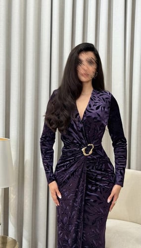 فستان مخملي بنفسجي غامق بنقوش فاخرة