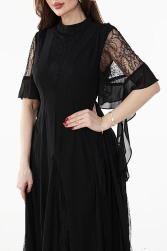 فستان أسود فخم بتفاصيل دانتيل