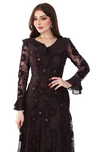 فستان سهرة بني داكن مزين بورود بارزة