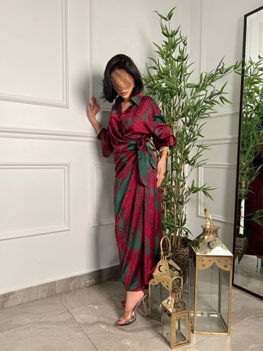 فستان حرير بطابع مشجر