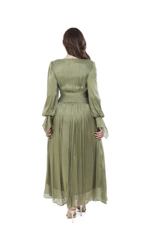 فستان زيتي لامع بأكمام منفوشة