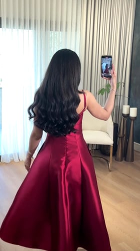 فستان احمر بـترصيع فاخر من اللؤلؤ والكريستال