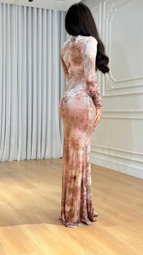 فستان مخملي بلون بيج وردي بتصميم ضيق فاخر