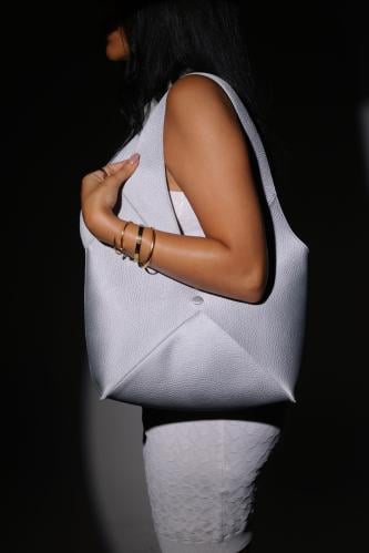 حقيبة كتف جلد بلون فضي