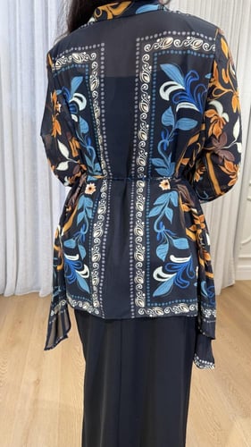 بلوزة شيفون أسود ونقوش نباتية ملونة