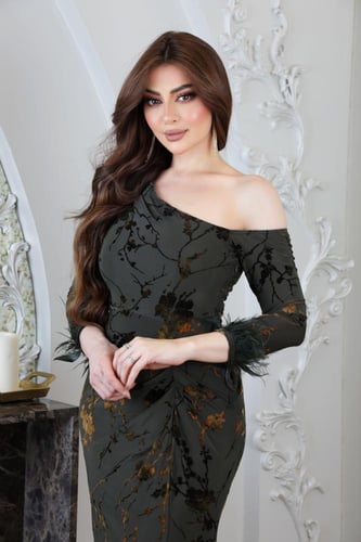 فستان مخملي بطابع مشجر بكتف مكشوف