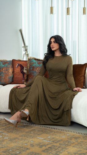 فستان طويل باللون الزيتي بقماش استرتش