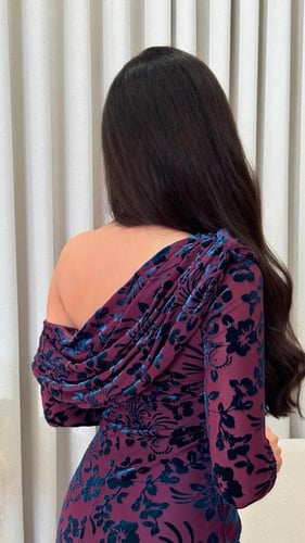 فستان تل بنفسجي بنقوش مخملية زرقاء بتصميم أوف شولد...