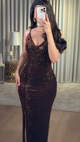 فستان سهرة شك فاخر من المخمل الفاخر بلون موكا