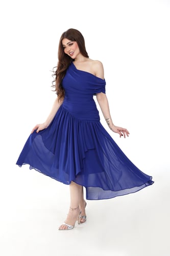 فستان شيفون أزرق قصة كتف واحد