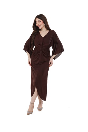 فستان بني بلمعة ناعمة وعقدة على الخصر