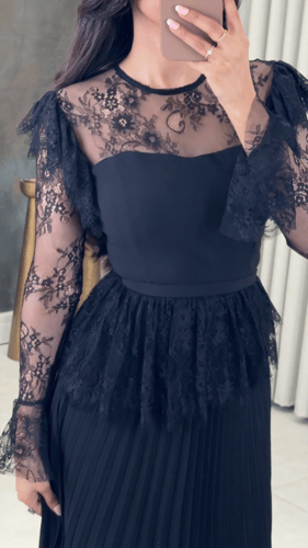 بلوزة سوداء دانتيل