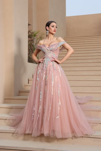 فستان سهرة فاخر بتصميم ملكي أنيق