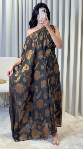 جلابية فاخرة طويلة مزينة بنقوش ذهبية لامعة