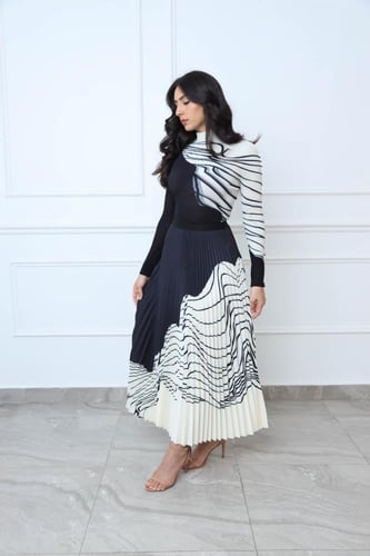 تنورة كسرات بطابع خطوط