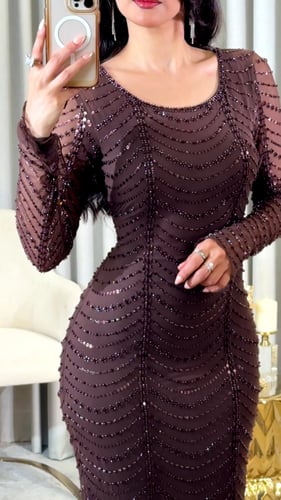 فستان بني فاخر بتطريز شك