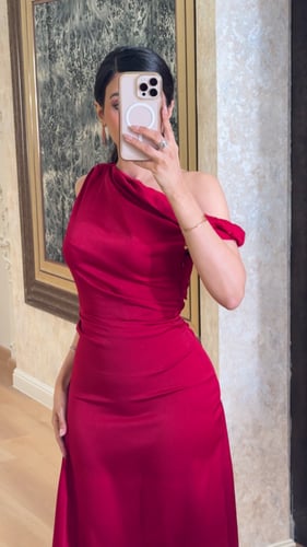 فستان ناعم احمر بنقش ليزر