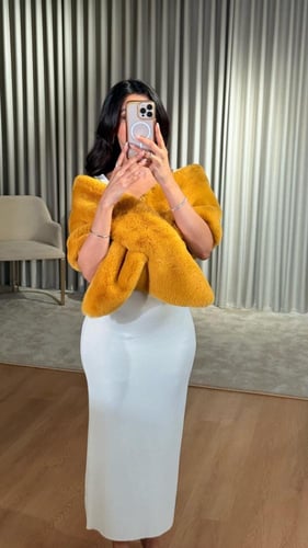 شال فرو كموني بدرجة دافئة وأنيقة