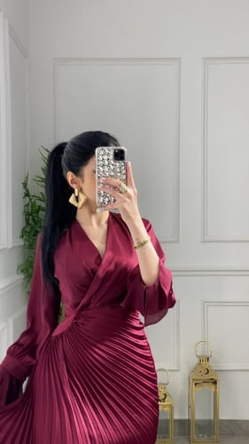 فستان بطابع كسرات برغندي